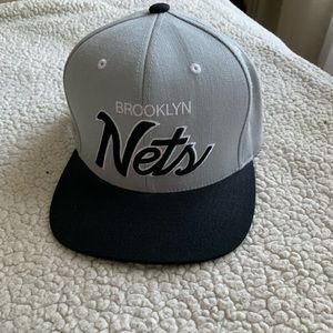 BROOKLYN NETS MITCHELL AND NESS HAT (SNAP BACK)